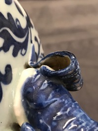 Une paire de vases couverts en porcelaine de Chine bleu et blanc, 19&egrave;me