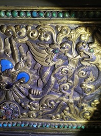 Un table d'autel pliant de type 'tepchog' en bronze dor&eacute; et cuivre repouss&eacute;, Tibet, 19&egrave;me