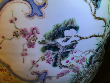 Deux grandes jardini&egrave;res en porcelaine de Chine famille rose, 19&egrave;me