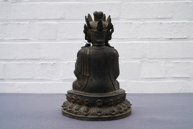 Een Chinese bronzen figuur van Boeddha, Ming