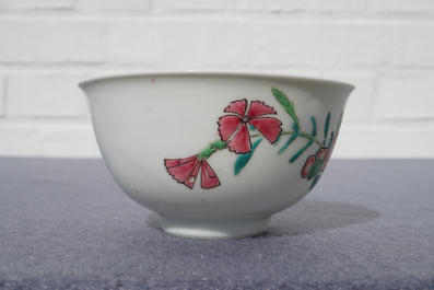 Une tasse et soucoupe en porcelaine de Chine famille rose &agrave; d&eacute;cor floral, Yongzheng
