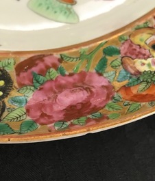 Een 16-delig Chinees Canton famille rose servies, 19e eeuw