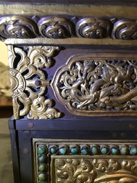 Een verguld bronzen en koperen inklapbare 'tepchog' altaartafel, Tibet, 19e eeuw