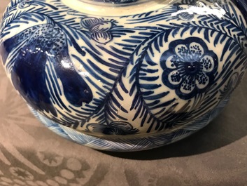 Une paire de grands vases couverts en fa&iuml;ence de Delft bleu et blanc, 18&egrave;me