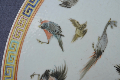 Une plaque en porcelaine de Chine famille rose &agrave; d&eacute;cor d'oiseaux, 19&egrave;me