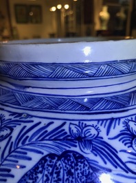 Une paire de grands vases couverts en fa&iuml;ence de Delft bleu et blanc, 18&egrave;me