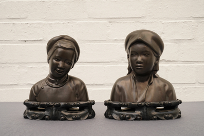 Een paar Chinese bronzen 'Culturele Revolutie' bustes, 3e kwart 20e eeuw