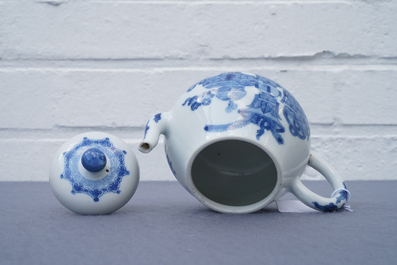 Een Chinese blauw-witte theepot met decor van kostbaarheden, Jiajing merk, Kangxi