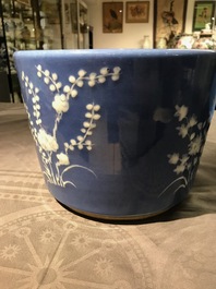 Une paire de jardini&egrave;res en porcelaine de Chine blanc sur bleu, 19&egrave;me