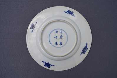Twee Chinese blauw-witte 'Romance of the Western chamber' borden, Kangxi merk en periode