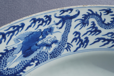 Een kapitale Chinese blauw-witte schotel met een draak, Kangxi