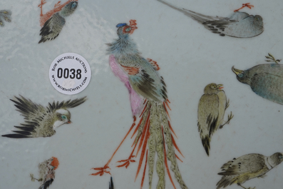 Een ronde Chinese famille rose plaquette met vogels, 19e eeuw
