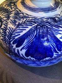 Une paire de grands vases couverts en fa&iuml;ence de Delft bleu et blanc, 18&egrave;me