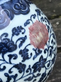 Un vase yuhuchunping en porcelaine de Chine bleu, blanc et rouge de cuivre, Qianlong