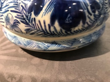 Une paire de grands vases couverts en fa&iuml;ence de Delft bleu et blanc, 18&egrave;me