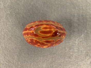 Une tabati&egrave;re en verre r&eacute;algar, Verrerie Imp&eacute;riale, P&eacute;kin, Chine, 1730-1840