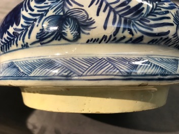 Une paire de grands vases couverts en fa&iuml;ence de Delft bleu et blanc, 18&egrave;me