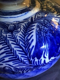 Une paire de grands vases couverts en fa&iuml;ence de Delft bleu et blanc, 18&egrave;me