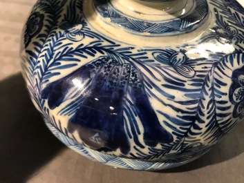 Une paire de grands vases couverts en fa&iuml;ence de Delft bleu et blanc, 18&egrave;me