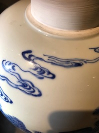 Un pot &agrave; gingembre en porcelaine de Chine bleu et blanc, marque de Jiajing, Kangxi