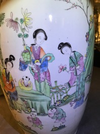 Drie Chinese famille roze vazen met figuren in tuinen, 19/20e eeuw