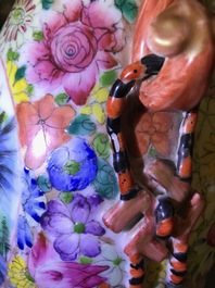 Un vase en porcelaine de Chine famille rose &agrave; d&eacute;cor millefleurs, marque de Qianlong, R&eacute;publique, 20&egrave;me