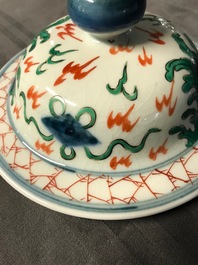 Une paire de vases couverts aux dragons en porcelaine de style wucai, Samson, Paris, 19&egrave;me