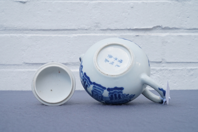 Une th&eacute;i&egrave;re couverte en porcelaine de Chine bleu et blanc, marque de Jiajing, Kangxi