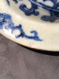 Deux paires de vases couverts en porcelaine de Chine bleu et blanc, marques de Kangxi et Chenghua, 19&egrave;me