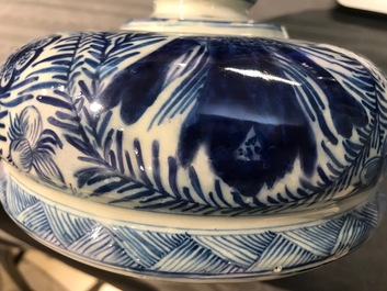 Une paire de grands vases couverts en fa&iuml;ence de Delft bleu et blanc, 18&egrave;me