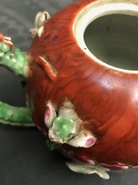Quatre th&eacute;i&egrave;res et une bo&icirc;te &agrave; th&eacute; en porcelaine de Chine famille rose et verte, Kangxi et apr&egrave;s