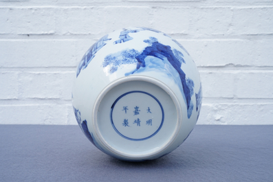 Een Chinese blauw-witte gemberpot met verguld deksel, Jiajing merk, Kangxi
