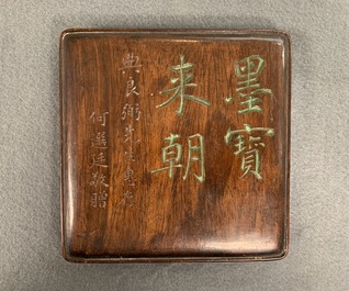 Une pierre &agrave; encre 'duan' au couvercle et socle en bois &agrave; inscription, Chine, 19/20&egrave;me