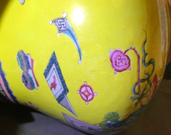 Un vase de forme bouteille en porcelaine de Chine famille rose &agrave; fond jaune, Yongzheng
