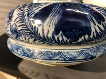 Une paire de grands vases couverts en fa&iuml;ence de Delft bleu et blanc, 18&egrave;me