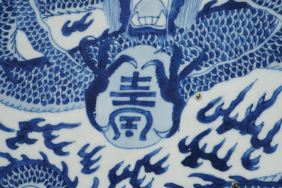 Un tr&egrave;s grand plat en porcelaine de Chine bleu et blanc &agrave; d&eacute;cor d'un dragon, Kangxi