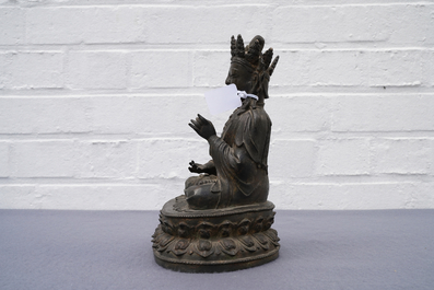 Une figure de Bouddha en bronze, Chine, Ming