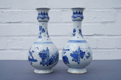 Une paire de vases en porcelaine de Chine bleu et blanc, Kangxi