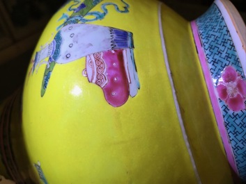 Een Chinese famille rose vaas met kostbaarheden op gele fondkleur, Yongzheng