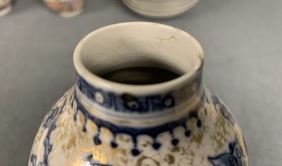 Onze tasses, huit soucoupes, une th&eacute;i&egrave;re et un vase en porcelaine de Chine famille rose &agrave; d&eacute;cor mandarin, Qianlong