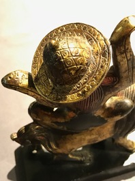 Een Chinese cloisonn&eacute; vaas en een verguld bronzen groep, 18/19e eeuw