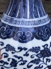 Een Chinese blauw-witte en onderglazuur rode yuhuchunping vaas, Qianlong