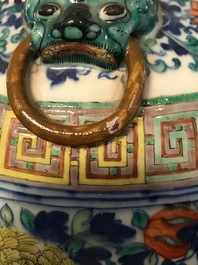 Een Chinese doucai vaas met pioenen, 19e eeuw