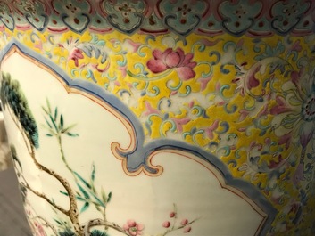 Deux grandes jardini&egrave;res en porcelaine de Chine famille rose, 19&egrave;me