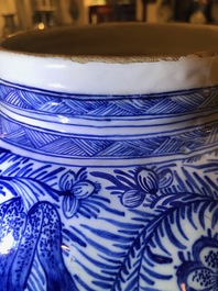 Une paire de grands vases couverts en fa&iuml;ence de Delft bleu et blanc, 18&egrave;me