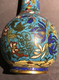 Un vase en &eacute;maux cloisonn&eacute;s et un groupe en bronze dor&eacute;, Chine, 18/19&egrave;me