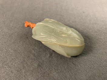 Drie Chinese jade snuifflessen met koralen stoppen, 19/20e eeuw