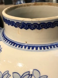 Twee paar Chinese blauw-witte dekselvazen, Kangxi en Chenghua merken, 19e eeuw