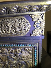 Een verguld bronzen en koperen inklapbare 'tepchog' altaartafel, Tibet, 19e eeuw