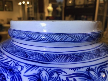 Une paire de grands vases couverts en fa&iuml;ence de Delft bleu et blanc, 18&egrave;me